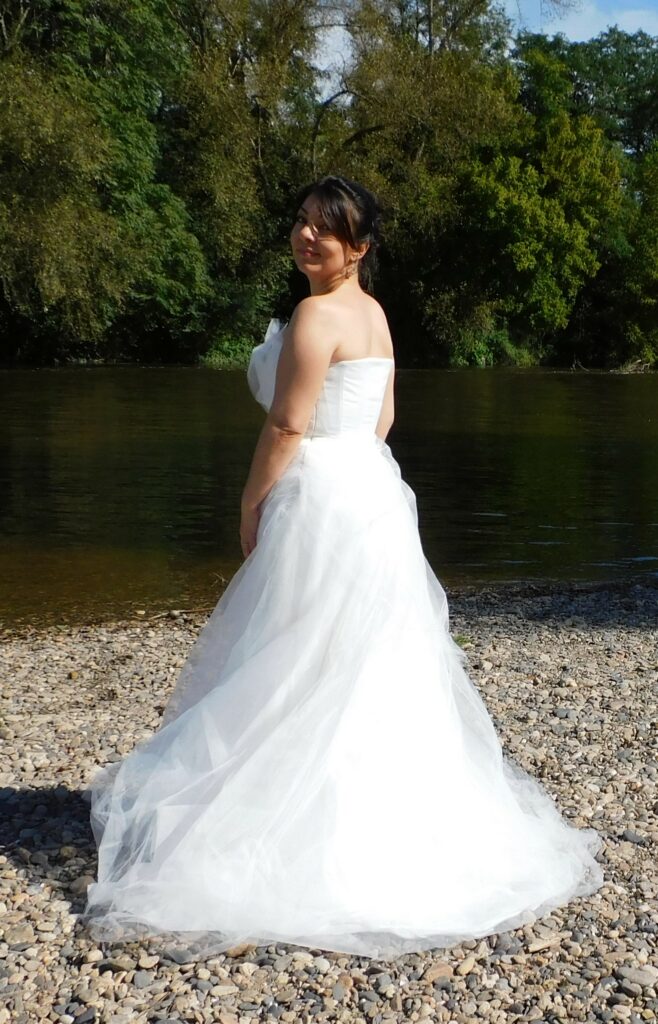 Les Précieuses- Robe de mariée Angelite vue de dos. Bustier recouvert de tulle et tulle pailleté. Bas avec épaisseurs de tulle et un drapé de tulle pailleté.