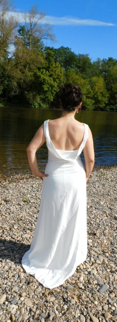 Les Précieuses - Robe de mariée Opale vue de dos. épouse la silhouette avec sa forme prêt du corps et son col bénitier. La taille est relevée d'un galon de dentelle.