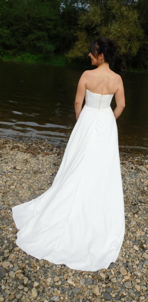 Les précieuses - Robe de mariée Jade vue de dos. Avec son bustier entièrement recouvert de dentelle et ses 5 épaisseurs de tulle offre un côté chic et voluptueux.