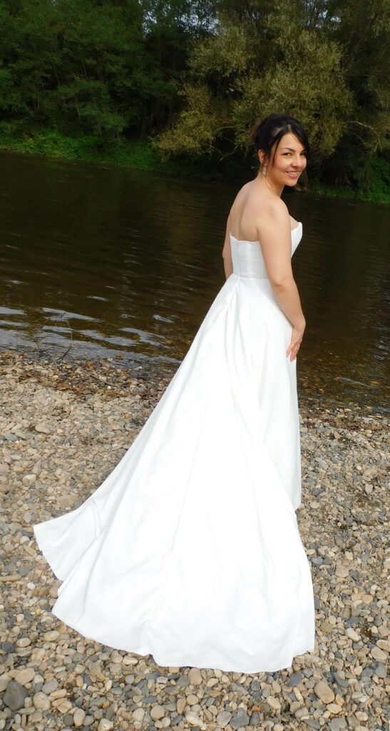 Les précieuses - Robe de mariée Jade vue de 3/4 dos. Avec son bustier entièrement recouvert de dentelle et ses 5 épaisseurs de tulle offre un côté chic et voluptueux.