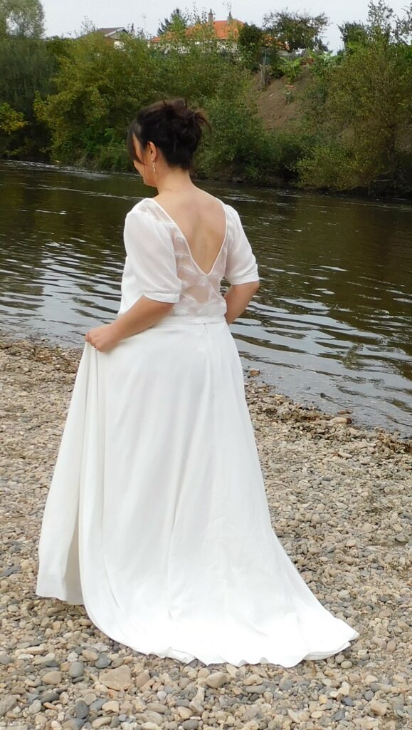 Les Précieuses - Ensemble mariage Grenat et Aventurine vus de dos. Haut avec dos entièrement en dentelle. Manche en mousseline. Jupe longue en crêpe.