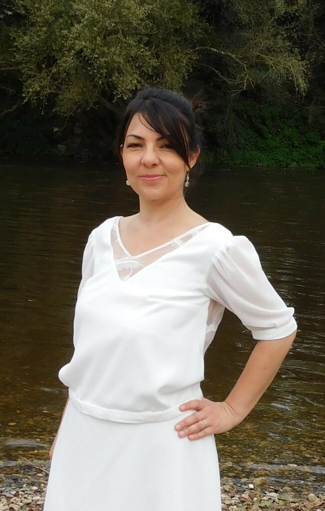 Les Précieuses - Ensemble pour mariée Grenat et Aventurine vus de face. Haut avec dos entièrement en dentelle. Manche en mousseline. Jupe longue en crêpe.