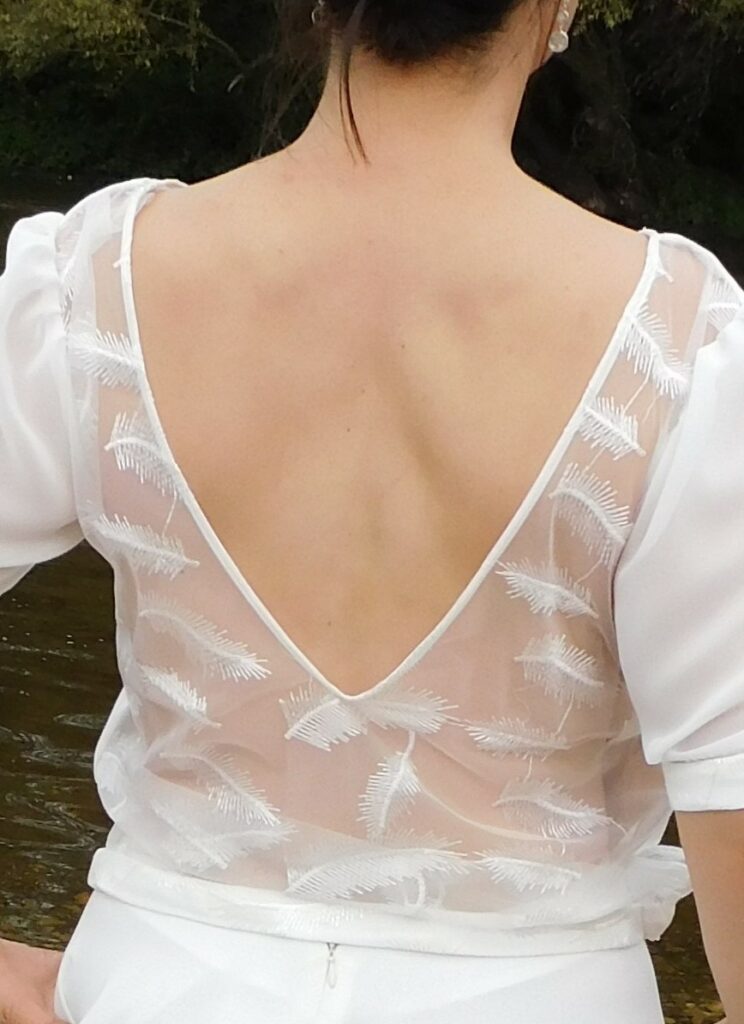 Les Précieuses - Ensemble pour mariée Grenat et Aventurine vus détail. Haut avec dos entièrement en dentelle. Manche en mousseline. Jupe longue en crêpe.